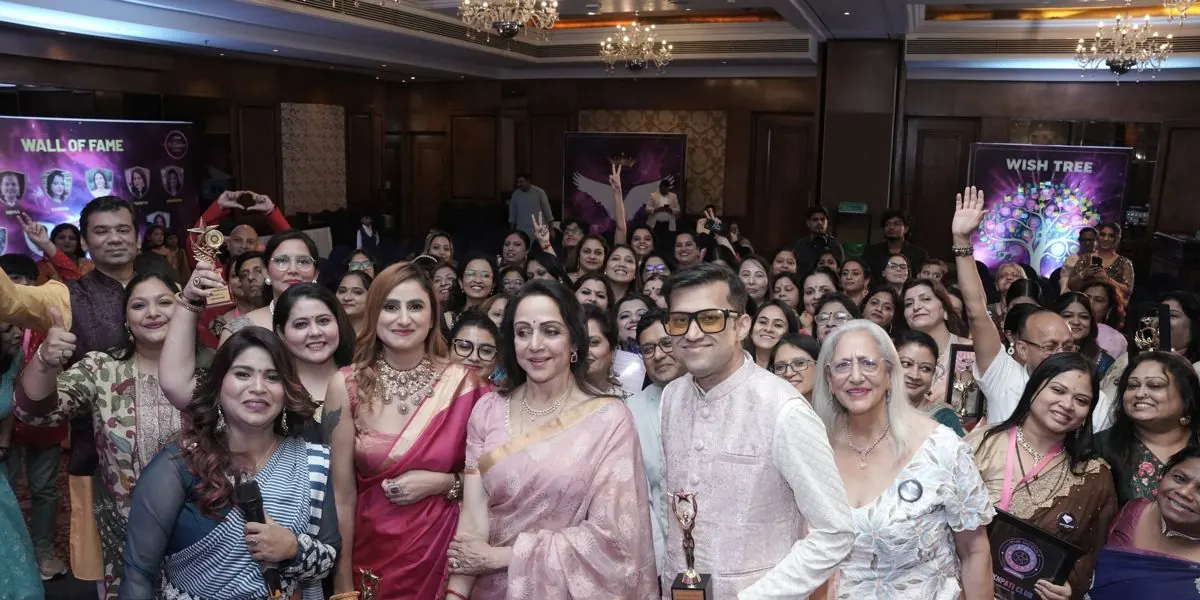 The Occult Academy community with Hema Malini at the Soulful Business Retreat 2025, Abhishek holding the Patriarch award