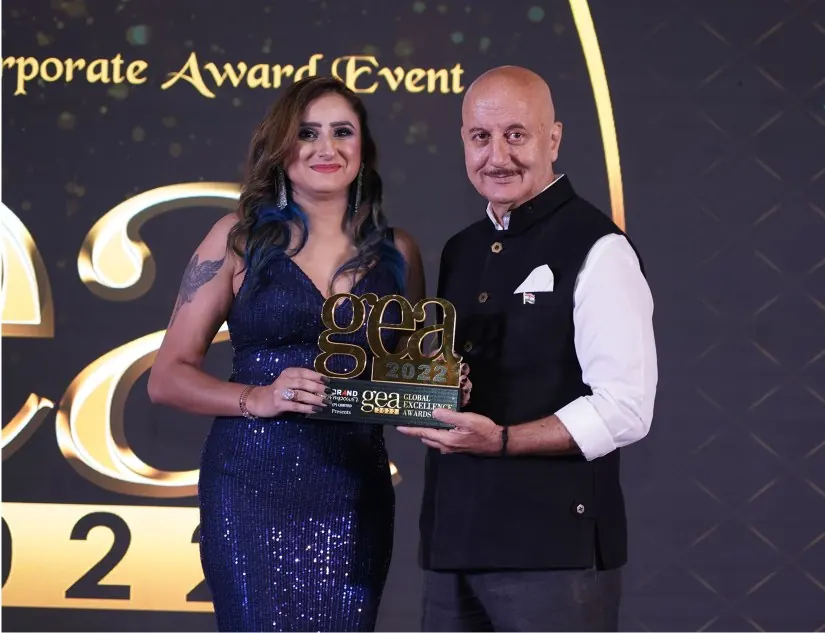 Harpreet Kaur receiving the Best Tarot Life 2022 award from Anupam Kher