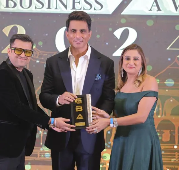 Harpreet Kaur receiving the Global Business Award from Sonu Sood